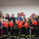 grupa strażaków pozuje do zdjęcia