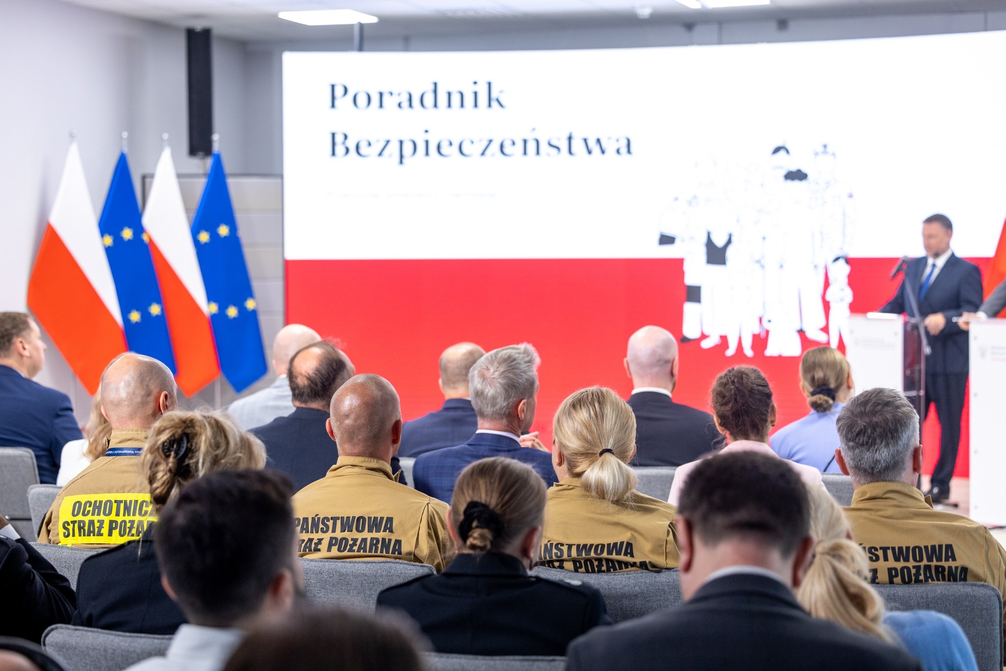 Ekspert Akademii Pożarniczej na konferencji prasowej poświęconej publikacji Poradnika Bezpieczeństwa