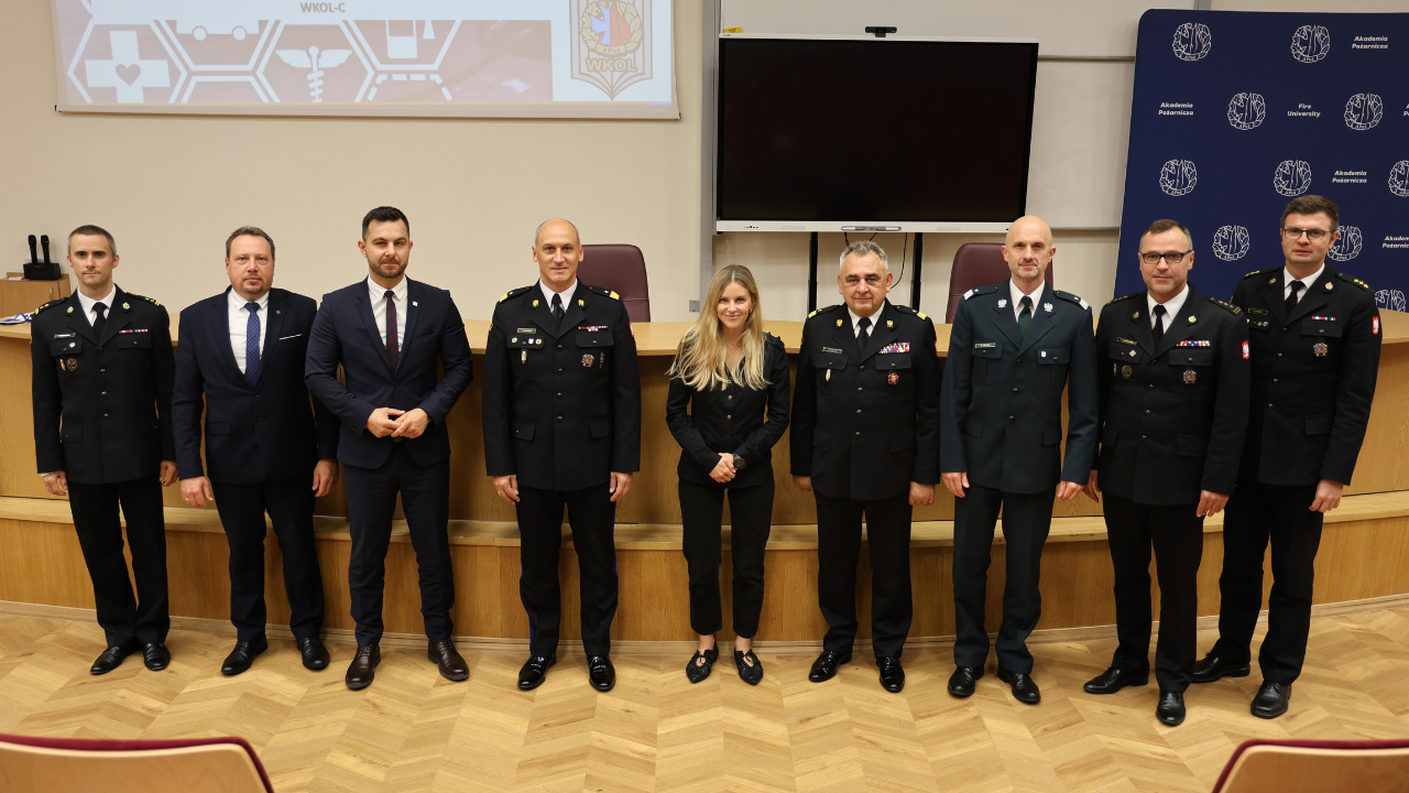 grupa osób pozuje do zdjęcia
