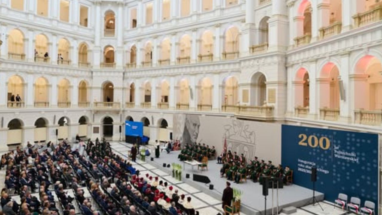 Rektor-Komendant Akademii Pożarniczej na inauguracji roku akademickiego w Politechnice Warszawskiej
