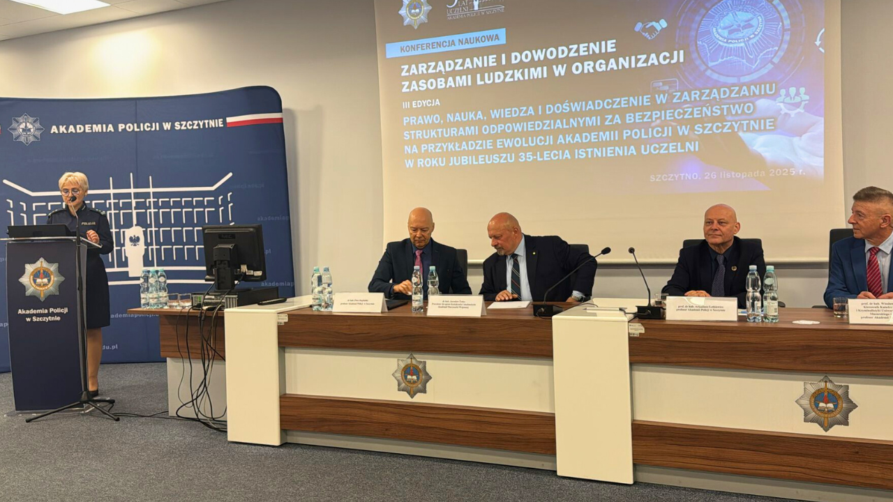 Rektor-Komendant Akademii Pożarniczej, nadbryg. dr inż. Tomasz Klimczak, prof. uczelni, bierze dziś udział w uroczystych obchodach 35-lecia Akademii Policji w Szczytnie oraz w Komitecie Naukowym konferencji jubileuszowej pt. „Prawo, nauka, wiedza i doświadczenie w zarządzaniu strukturami odpowiedzialnymi za bezpieczeństwo na przykładzie ewolucji Akademii Policji w Szczytnie w roku jubileuszu 35-lecia istnienia Uczelni.”