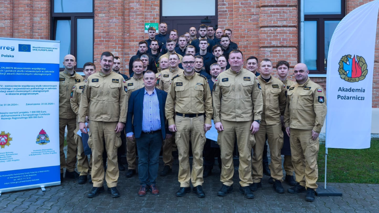 grupa osób pozuje do zdjęcia