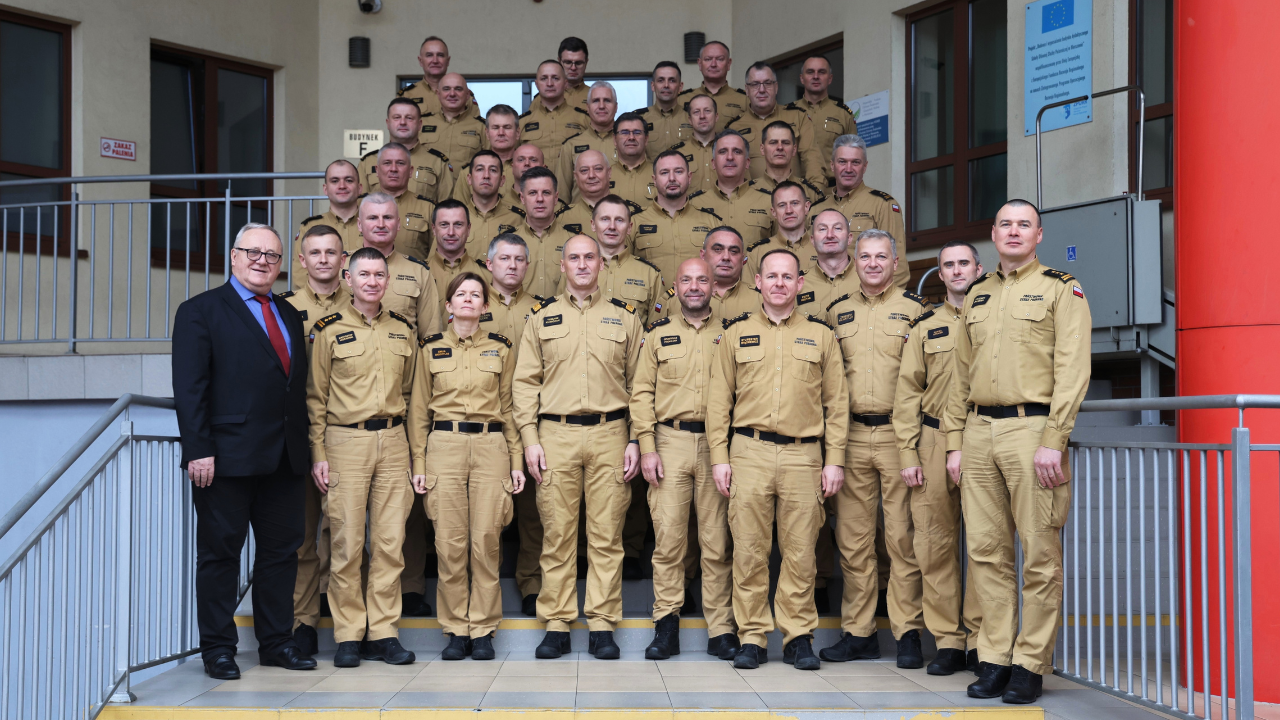 grupa osób pozuje do zdjecia