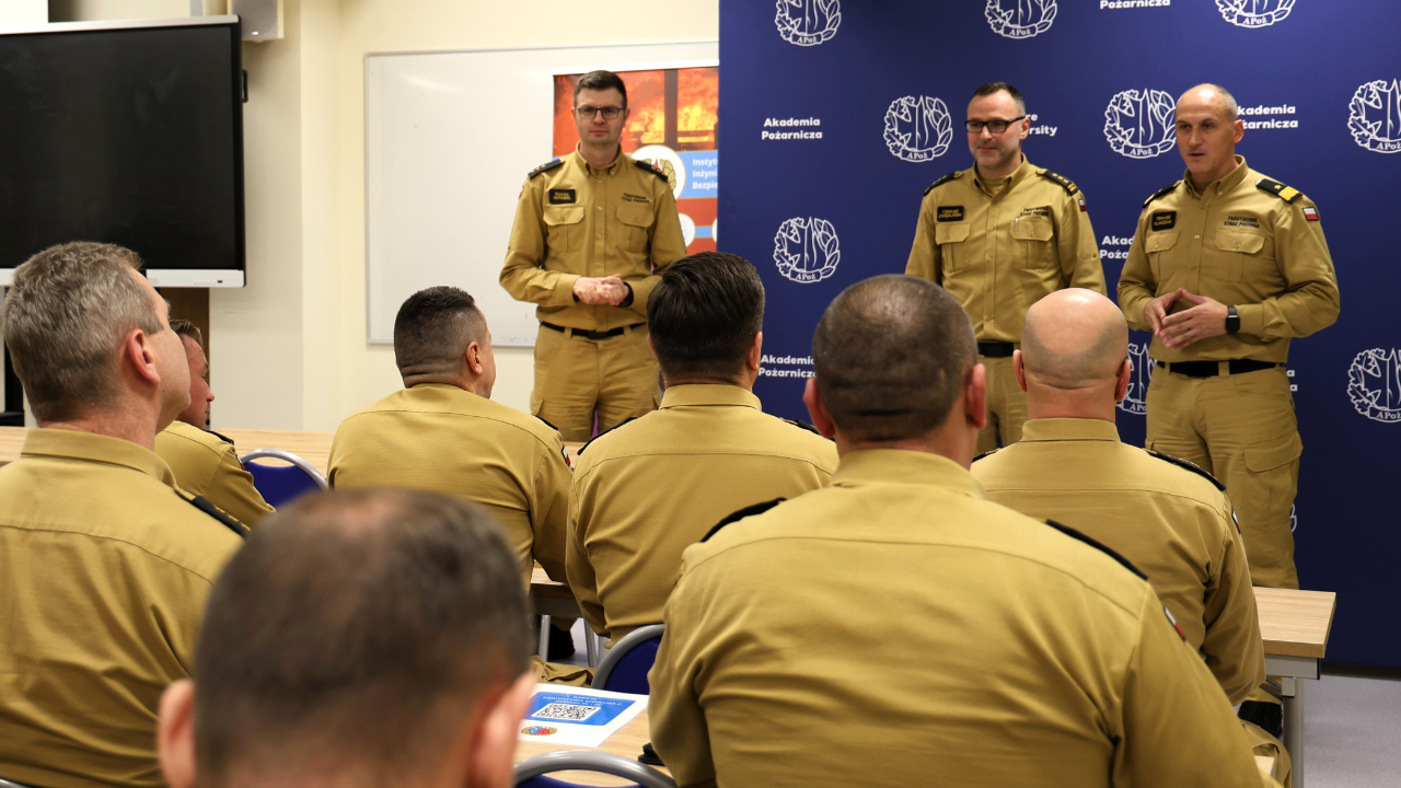 grupa osób pozuje do zdjęcia