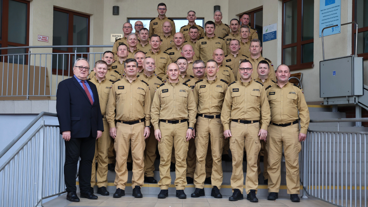 grupa osób pozuje do zdjęcia