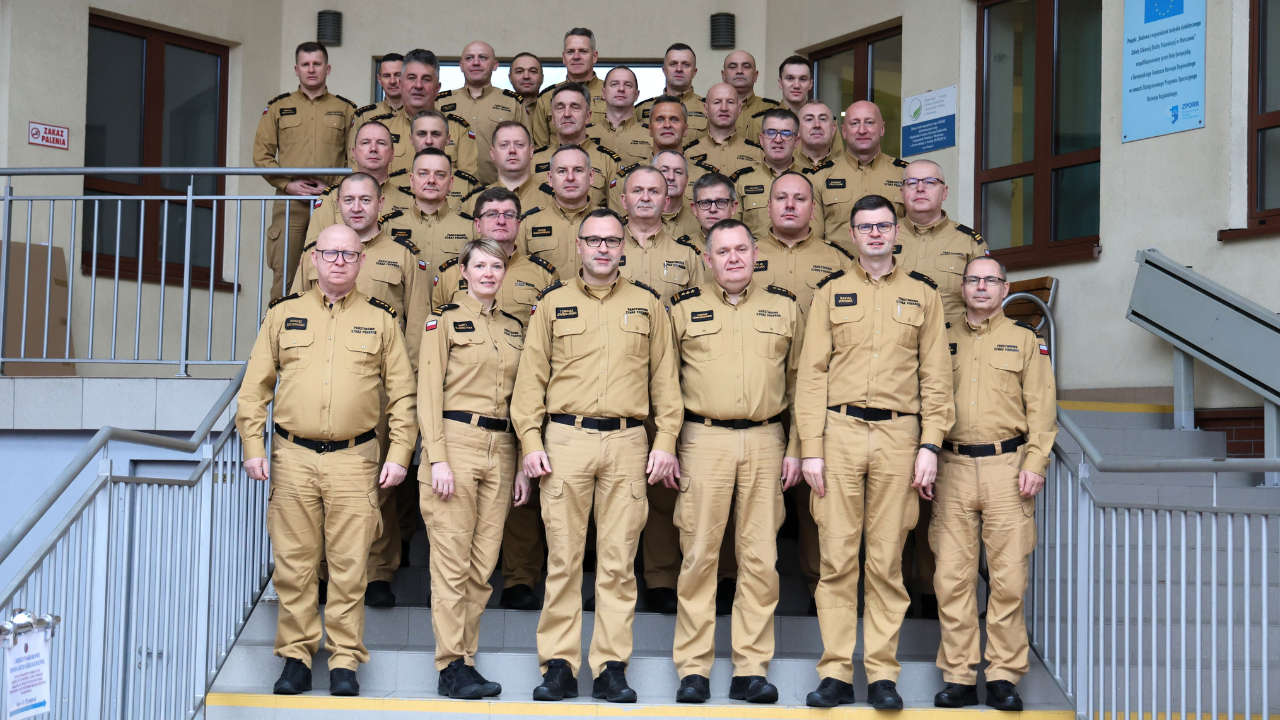 grupa osób pozuje do zdjęcia