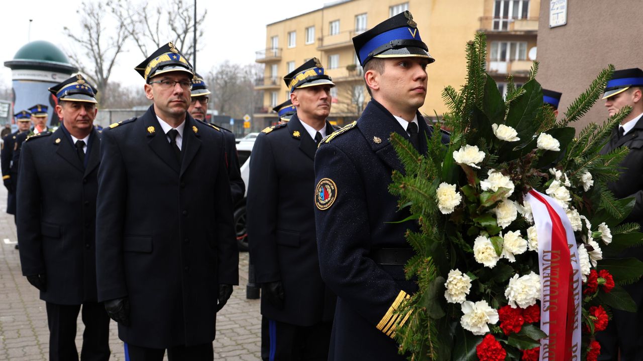 Uroczystość złożenia wieńców oraz zniczy pod tablicą pamiątkową z okazji 44 rocznicy strajku w Wyższej Oficerskiej Szkole Pożarniczej w Warszawie