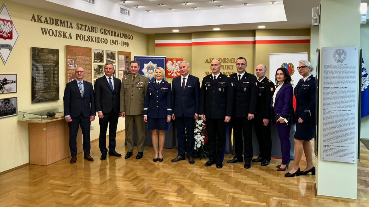 grupa osób pozuje do zdjęcia