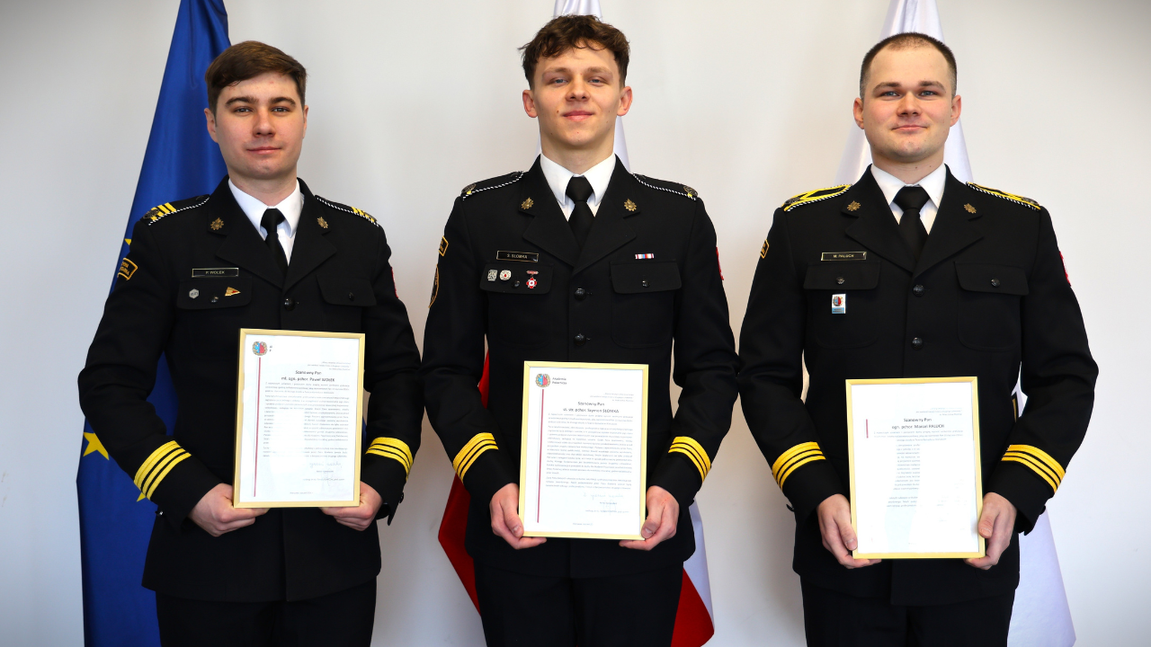 Rektor-Komendant Akademii Pożarniczej nadbryg. dr inż. Tomasz KLIMCZAK, prof. uczelni, spotkał się ze studentami-podchorążymi, aby osobiście wyróżnić i podziękować za godną najwyższego uznania postawę, profesjonalizm i odwagę okazaną w sytuacji realnego zagrożenia życia