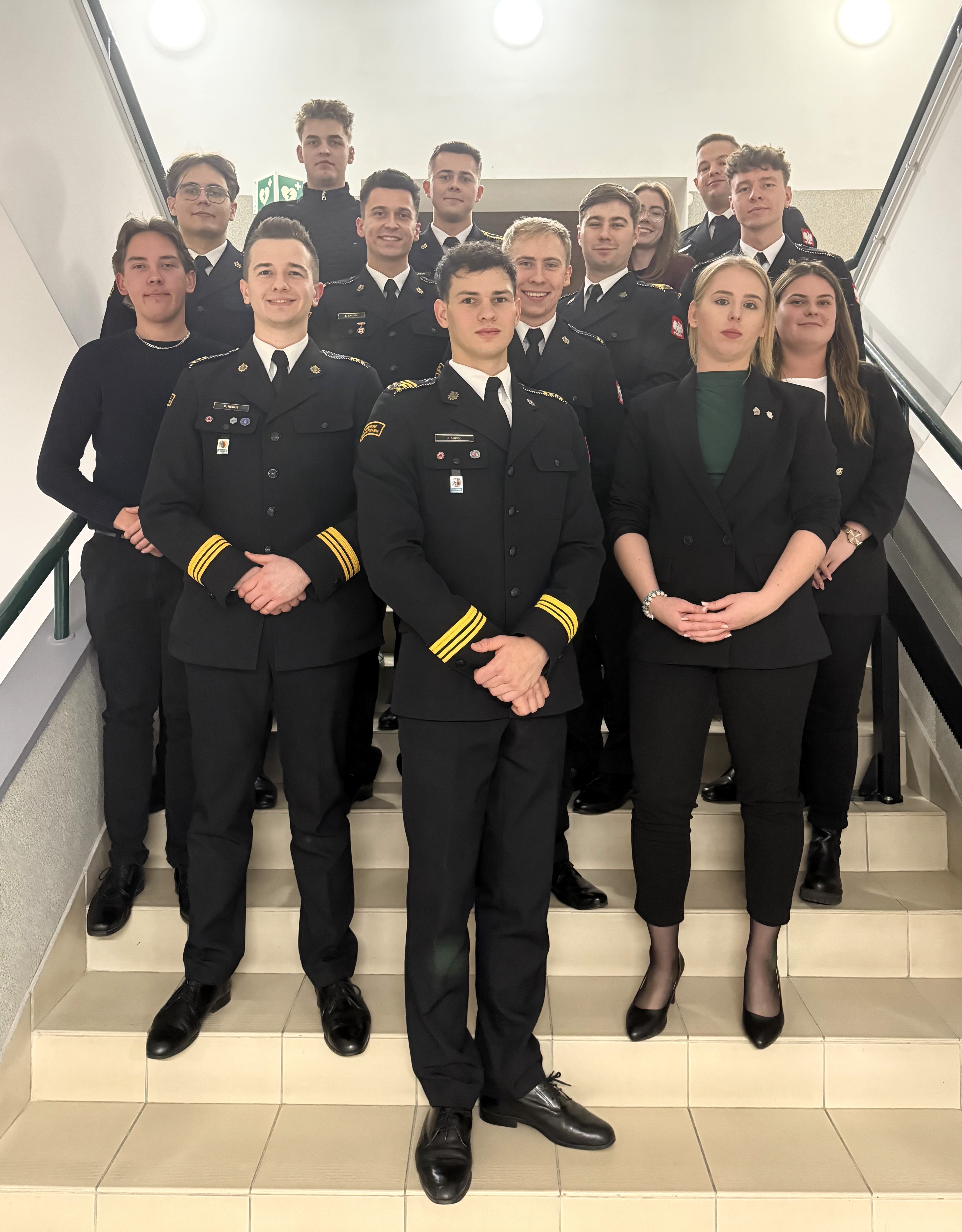 Samorząd - grupa osóvb pozuje do zdjęcia