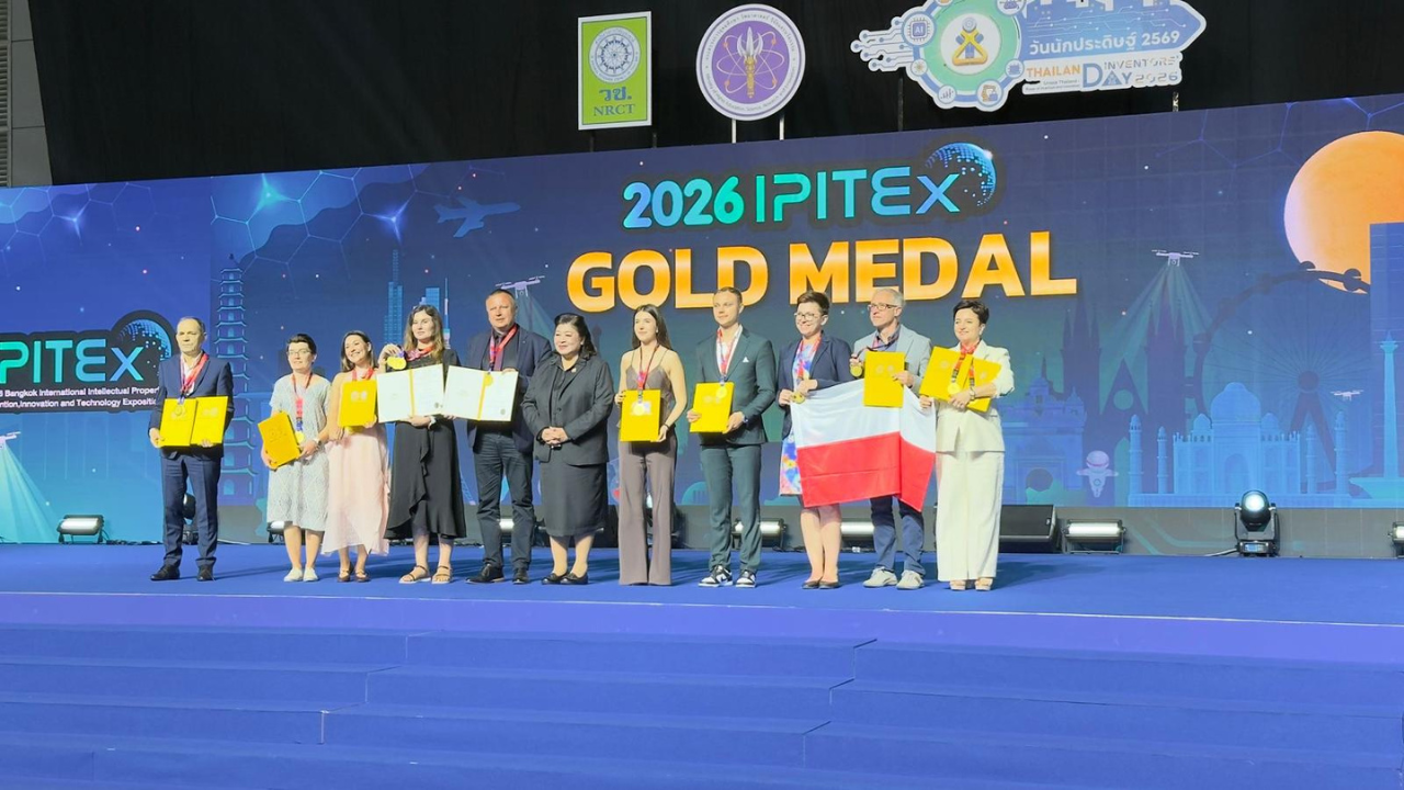 grupa osób pozuje do zdjęć