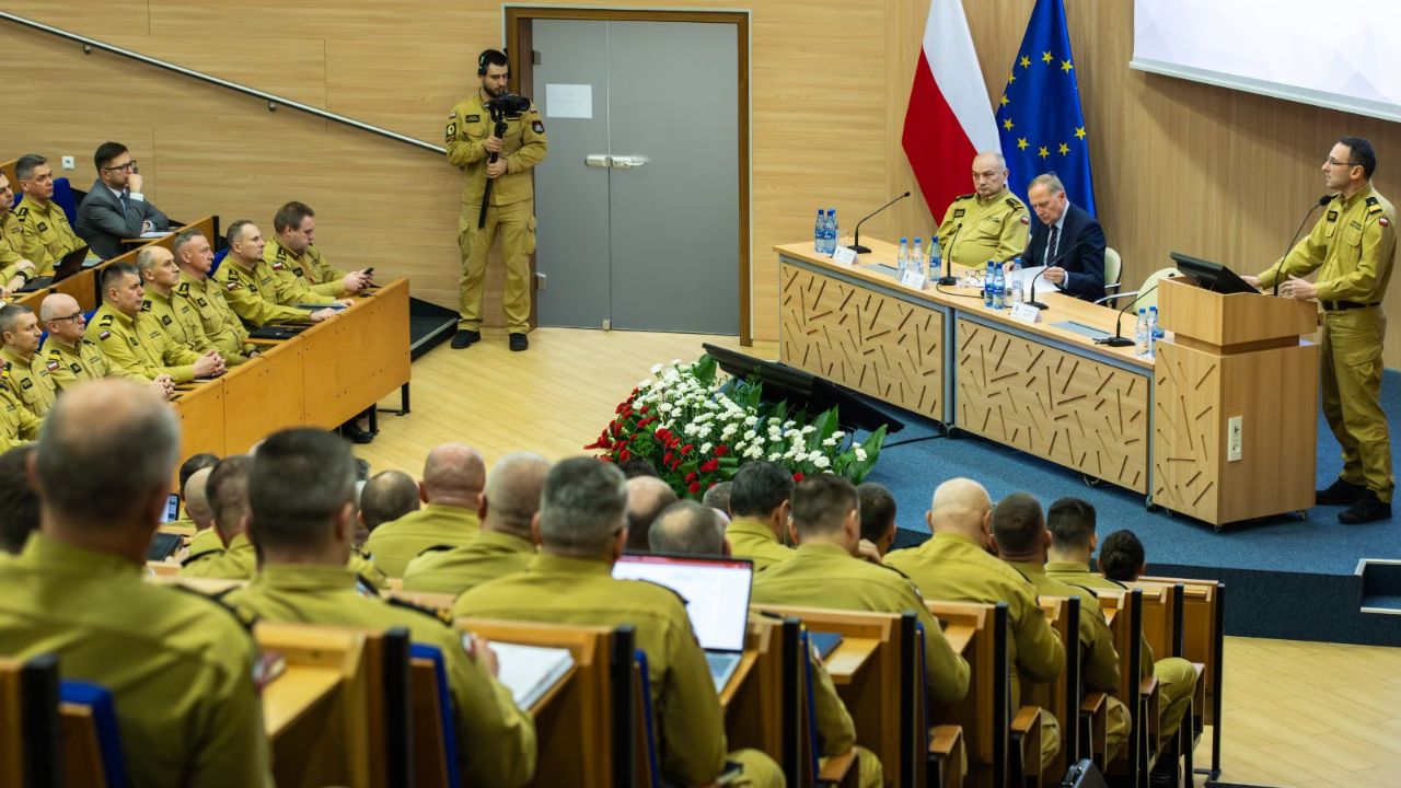 grupa osób pozuje do zdjęcia