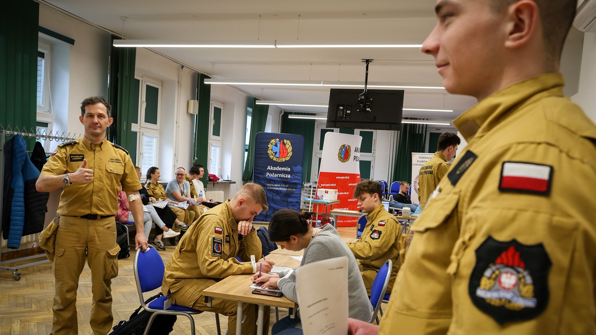 grupa osób pozuje do zdjęcia