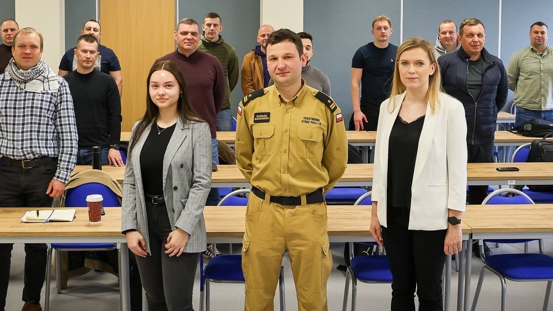 grupa osób pozuje do zdjęcia