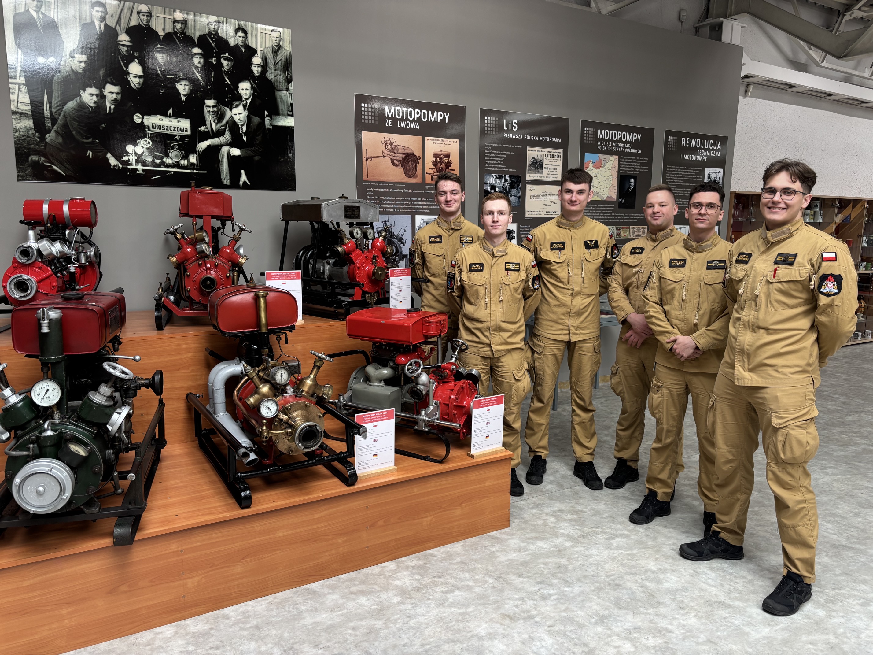 grupa osób pozuje do zdjęcia