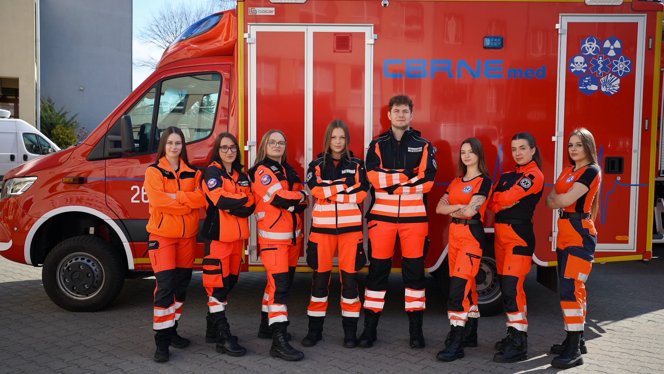 grupa osób pozuje do zdjęcia