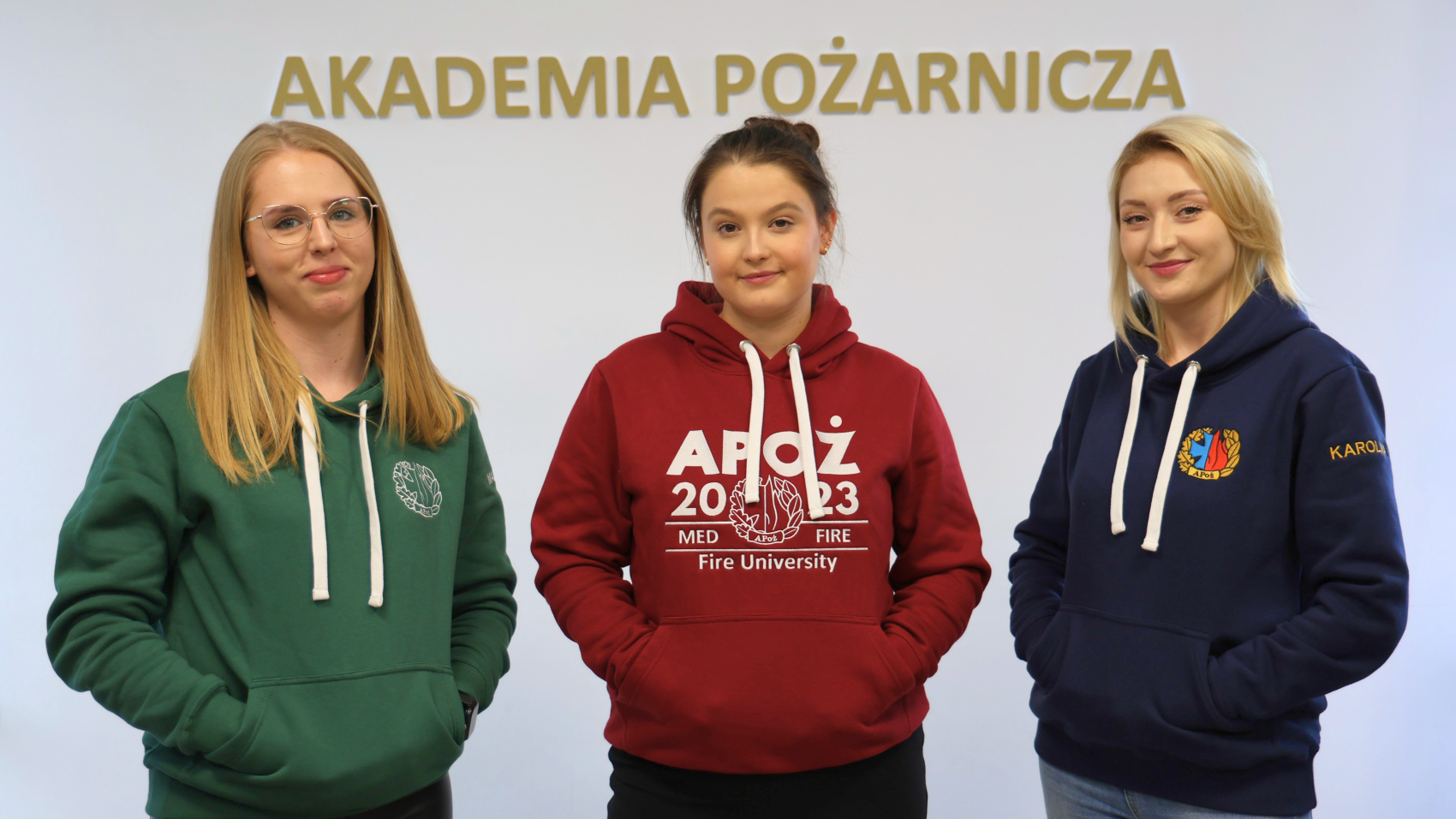 grupa osób pozuje do zdjęcia