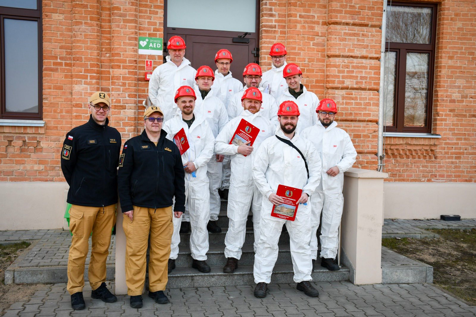 grupa osób pozuje do zdjęcia