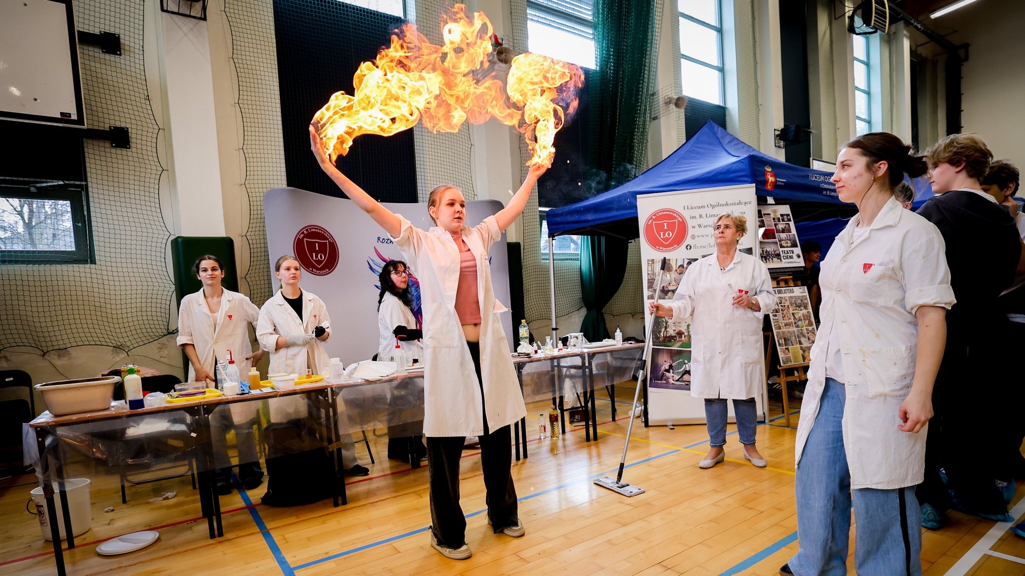 grupa osób pozuje do zdjęcia