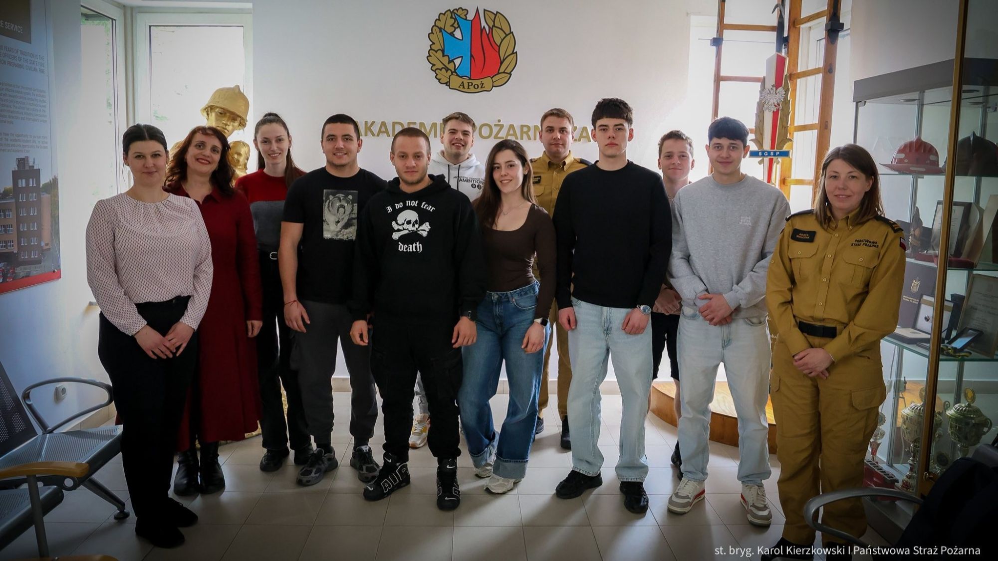 grupa osób pozuje do zdjęcia