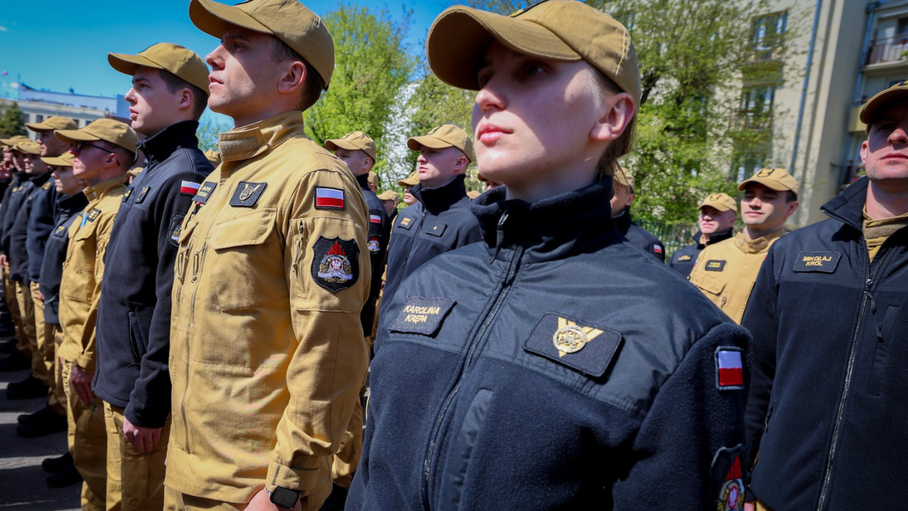 W Akademii Pożarniczej rozpoczęły się intensywne próby przed Centralnymi Obchodami Dnia Strażaka, które odbędą się 4 maja 2026 roku na Placu marszałka Józefa Piłsudskiego w Warszawie