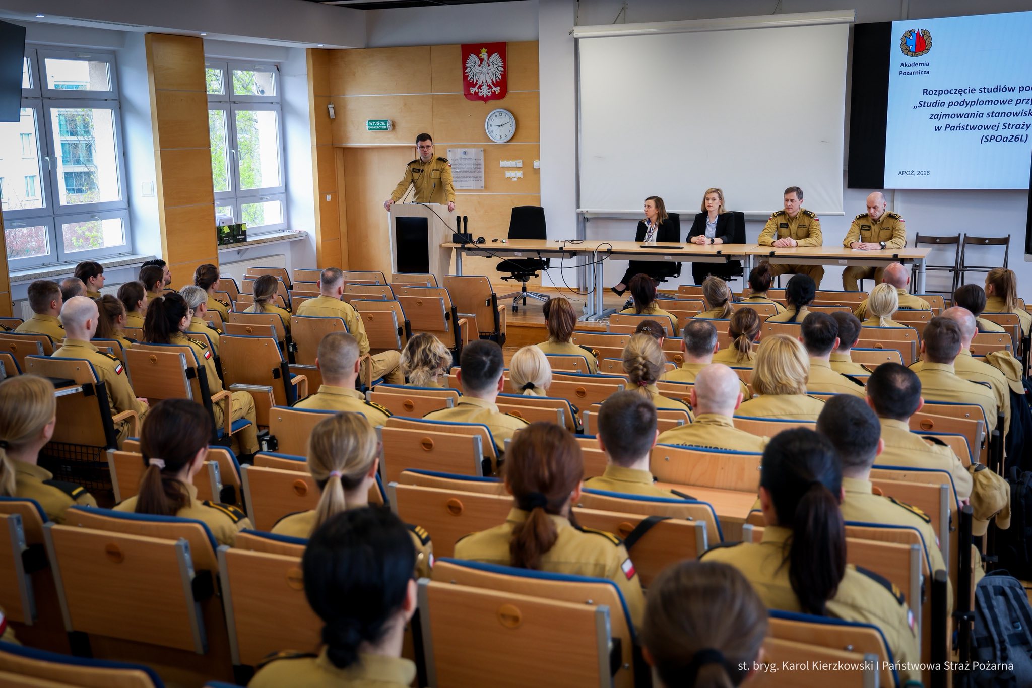 20 kwietnia 2026 roku w Akademii Pożarniczej miało miejsce uroczyste rozpoczęcie studiów podyplomowych przygotowujących do zajmowania stanowisk oficerskich w Państwowej Straży Pożarnej (SPO)