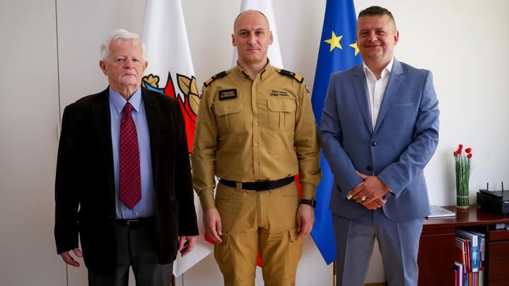 W siedzibie Akademii Pożarniczej odbyło się spotkanie Rektora Komendanta Akademii Pożarniczej, nadbryg. dr hab. inż. Tomasza Klimczaka, prof. uczelni, z przedstawicielami Wojskowych Zakładów Lotniczych Nr 1 S.A.