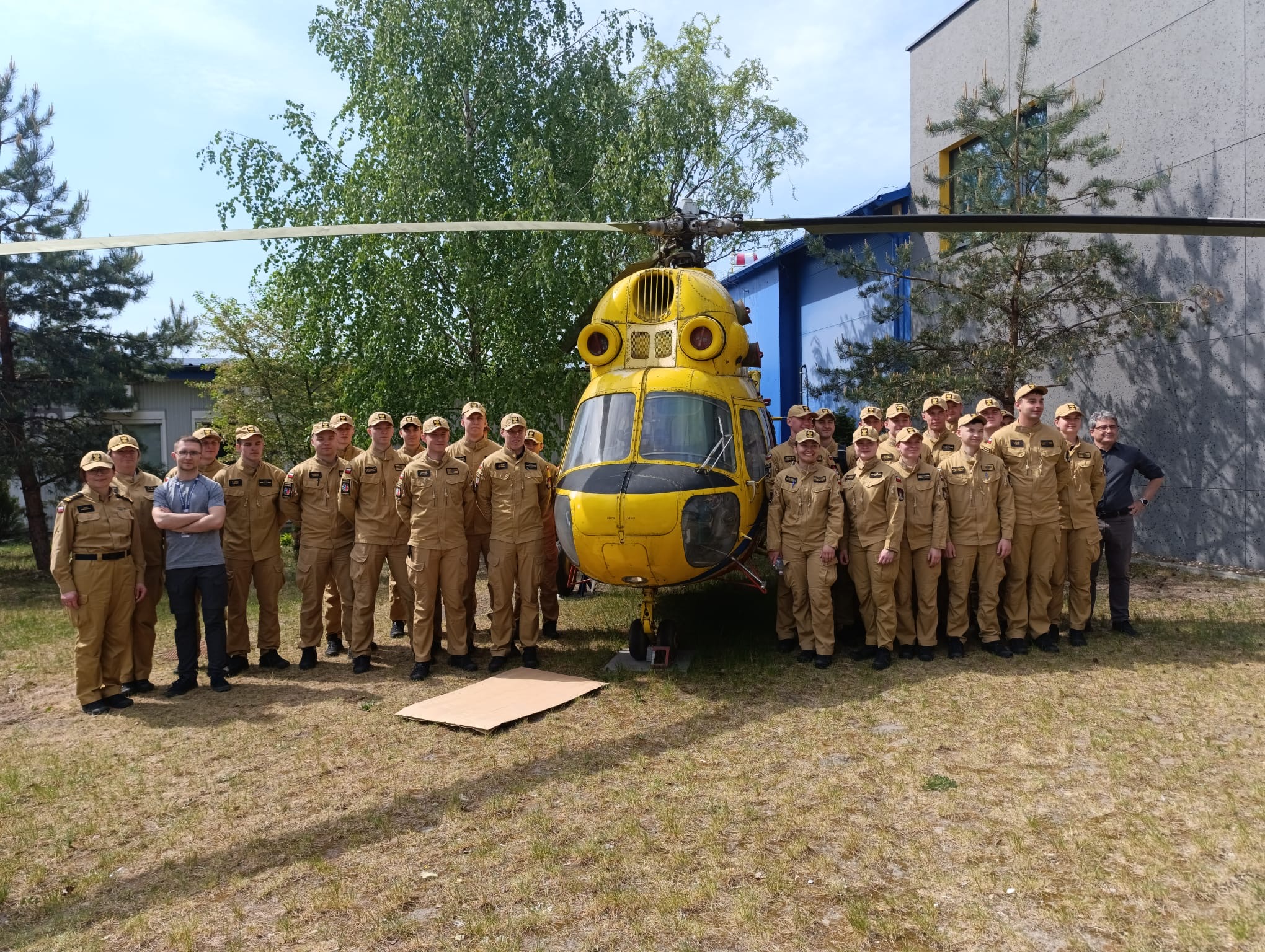 Studenci podchorążowie SMK-6, studenci cywilni SP-IB 6 oraz studenci ratownictwa medycznego SP-RM 4 w dniach 05.05.2026 r. oraz 11.05.2026 r. odwiedzili siedzibę Lotniczego Pogotowia Ratunkowego przy ul. Księżycowej 5 w Warszawie