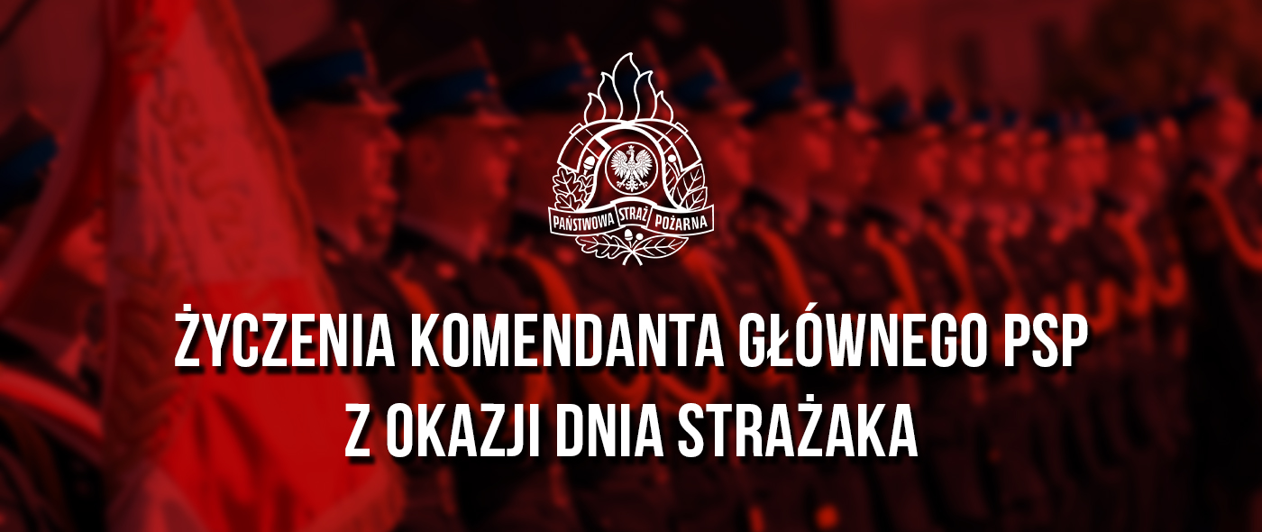 Grafika w czerwonej tonacji z napisem: „Życzenia Komendanta Głównego PSP z okazji Dnia Strażaka” oraz logo Państwowej Straży Pożarnej na tle szyku strażaków podczas uroczystości.