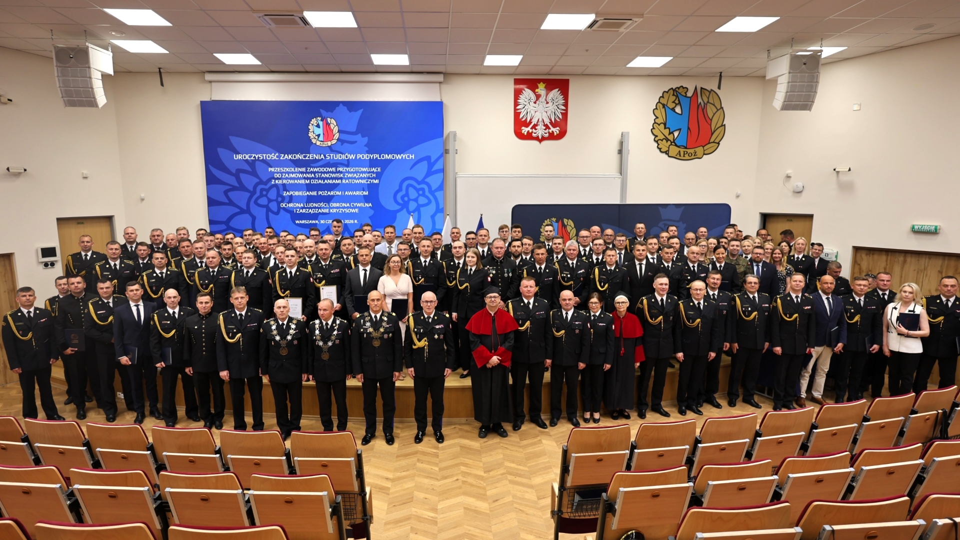 grupa osób pozuje do zdjęcia