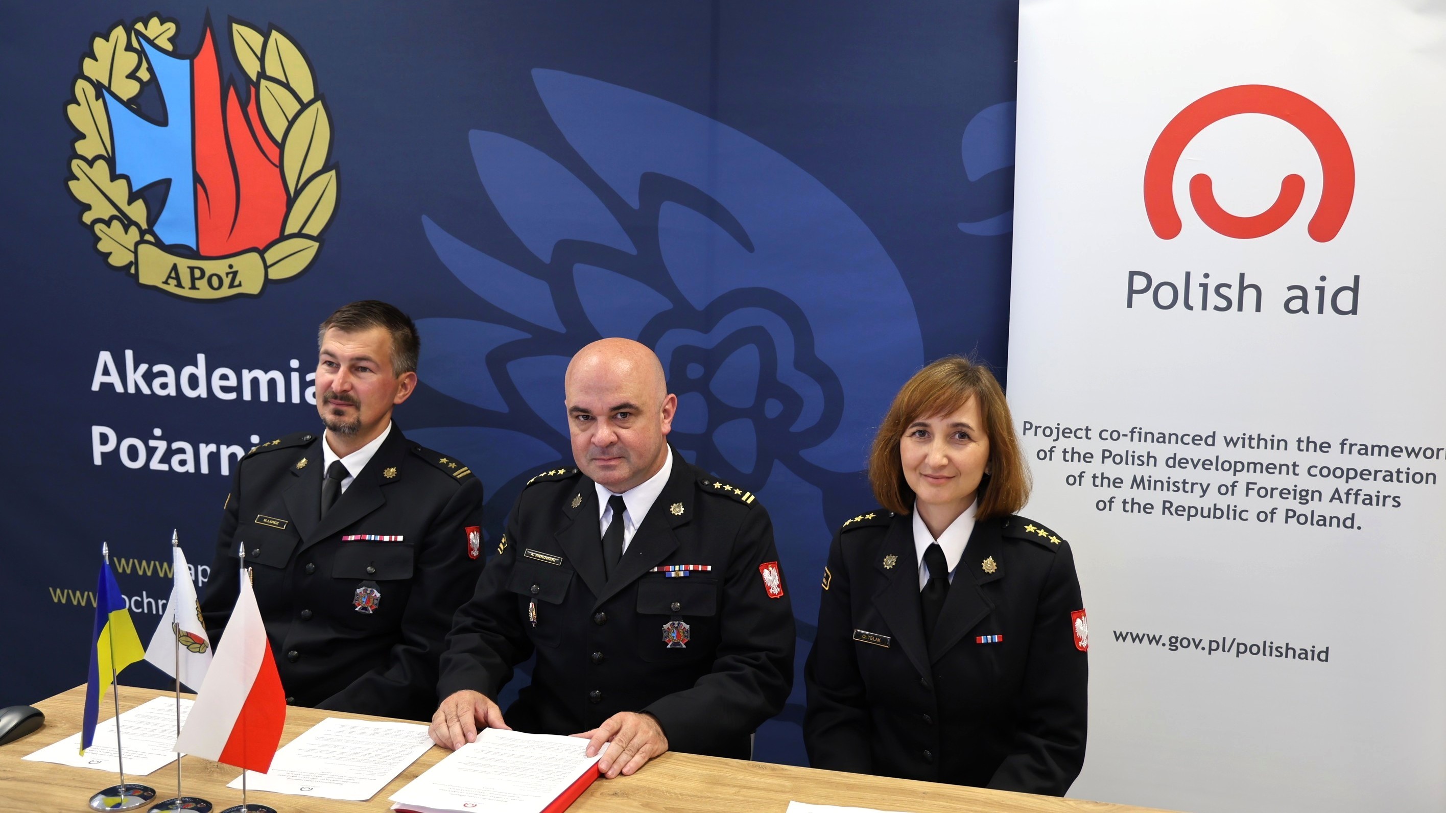 grupa osób pozuje do zdjęcia