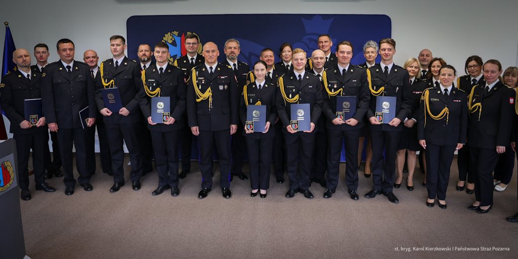 Ślubowanie dwóch strażaków przyjętych do służby w PSP oraz wręczenie aktów mianowania na stanowiska służbowe absolwentom APoż