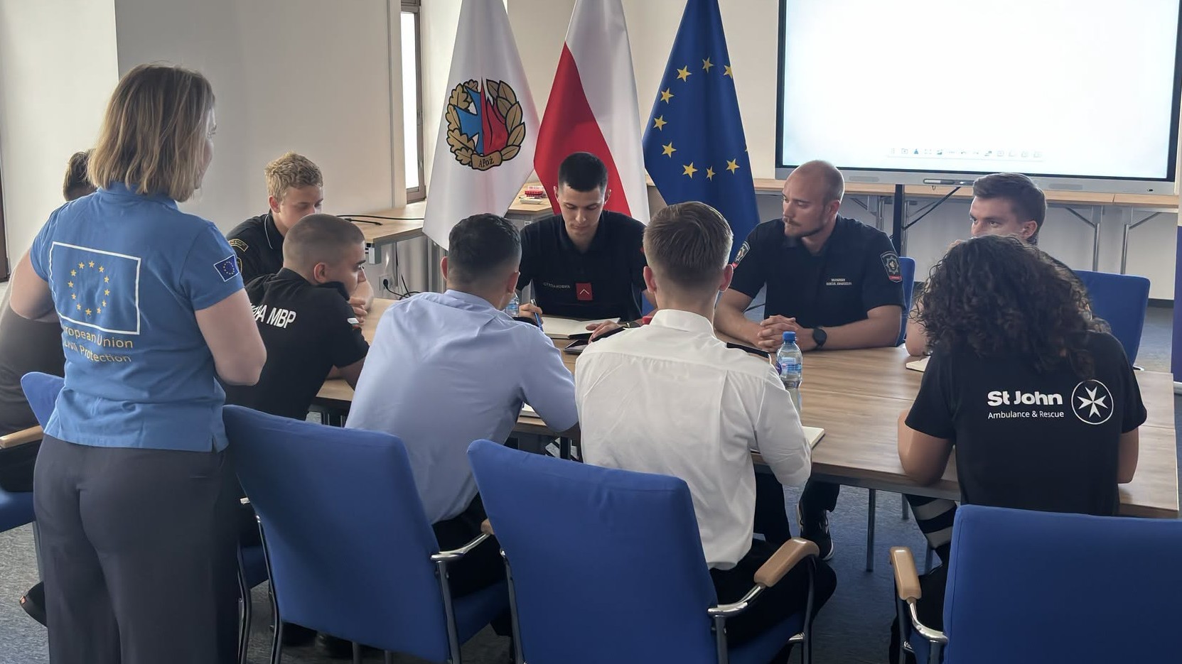 grupa osób pozuje do zdjęcia